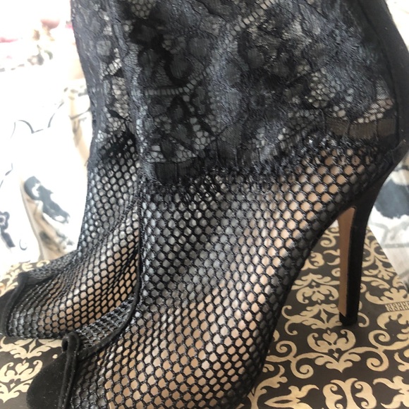 Ladies brand new Chinese Laundry lace booties 8.5 - Picture 5 of 7